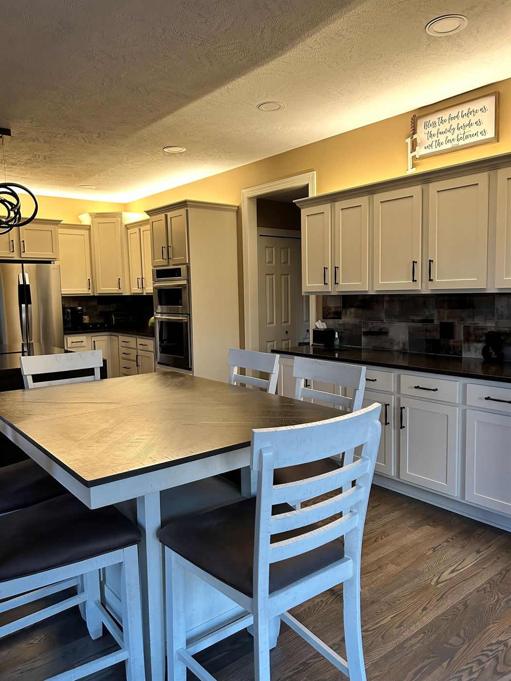 Kitchen remodel with eat-in dining area by Stellar Construction